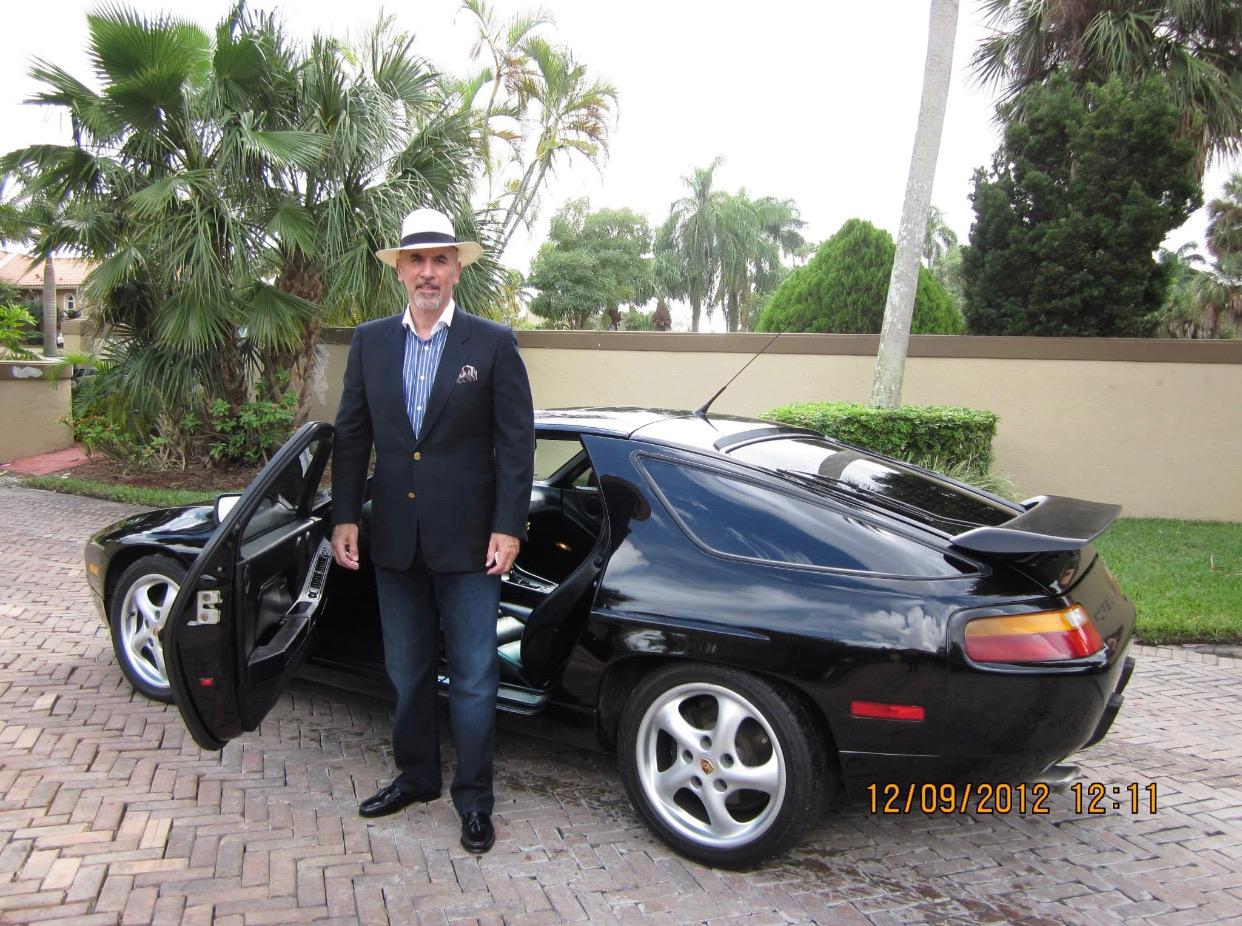 El Porsche negro