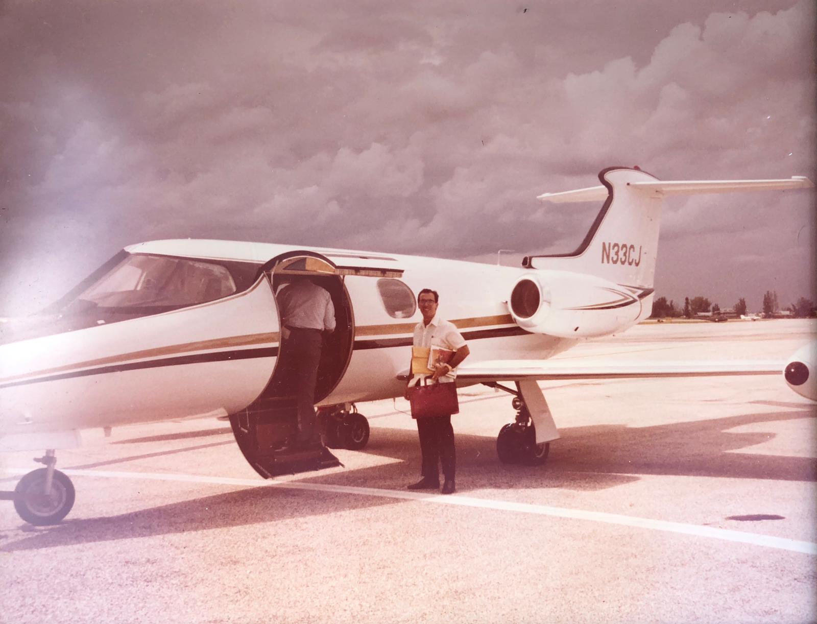 Junto a una aeronave