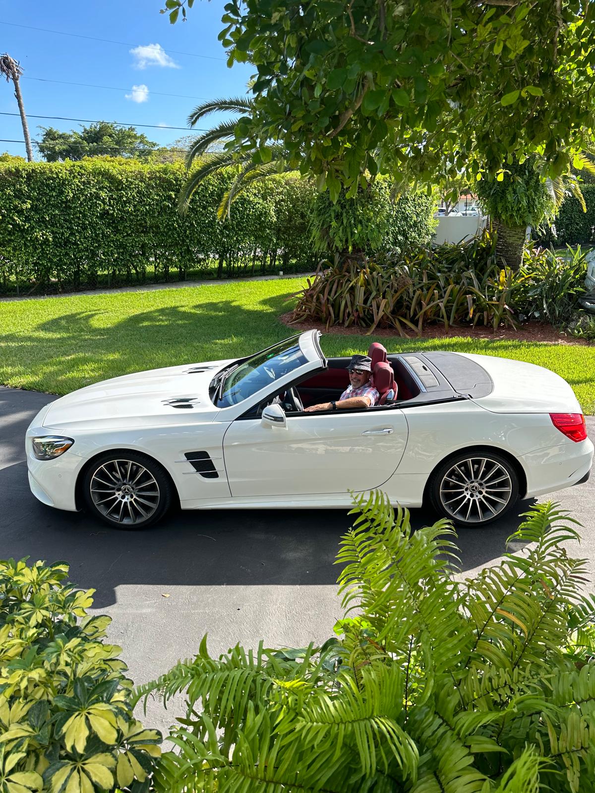Al volante del convertible blanco